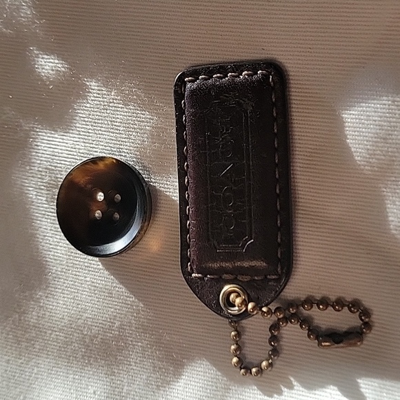 Coach tag - Picture 2 of 3